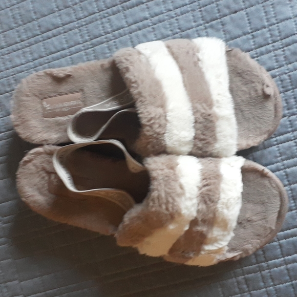 Koolaburra by UGg Slippers - Picture 2 of 5